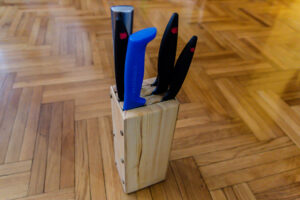 Knife block with the knives