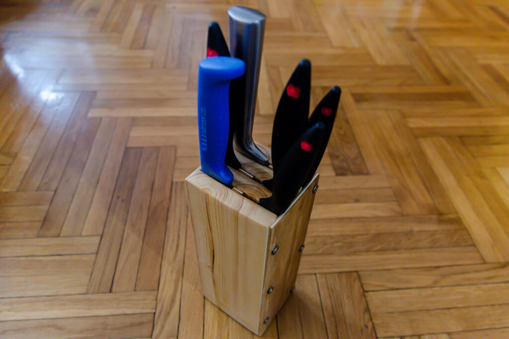 Knife block with the knives